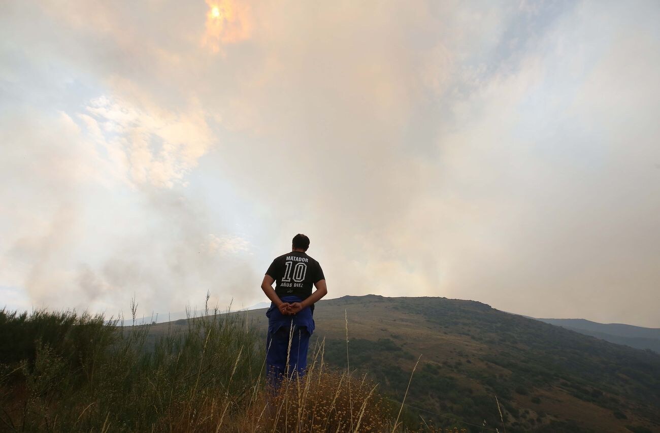 El presidente de la Junta de Castilla y León acude a la 'zona cero' del incendio de La Cabrera.