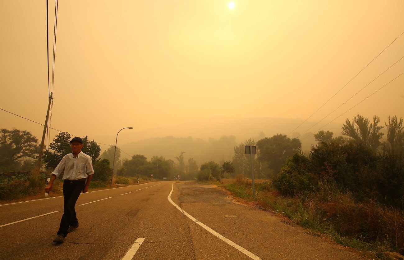 La ceniza caída del cielo y la intensa humareda visible desde varios kilómetros de distancia marcan el despertar de los pueblos afectados por el incendio de nivel 2 que afecta a los municipios leoneses de Truchas y Encinedo