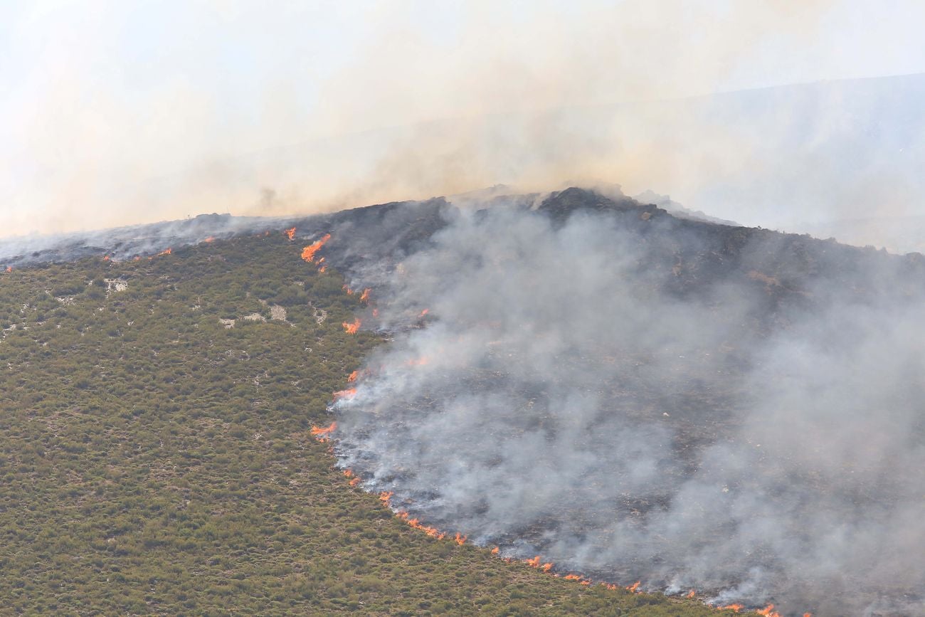 La ceniza caída del cielo y la intensa humareda visible desde varios kilómetros de distancia marcan el despertar de los pueblos afectados por el incendio de nivel 2 que afecta a los municipios leoneses de Truchas y Encinedo