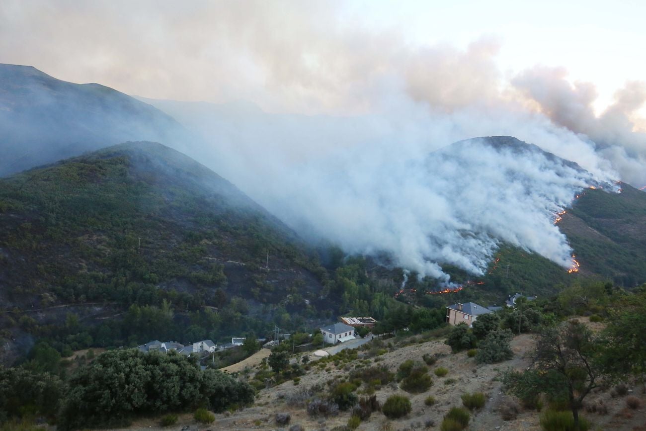 La ceniza caída del cielo y la intensa humareda visible desde varios kilómetros de distancia marcan el despertar de los pueblos afectados por el incendio de nivel 2 que afecta a los municipios leoneses de Truchas y Encinedo