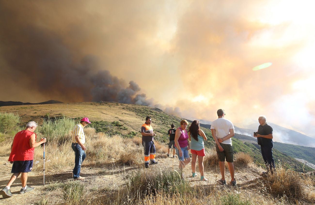 La ceniza caída del cielo y la intensa humareda visible desde varios kilómetros de distancia marcan el despertar de los pueblos afectados por el incendio de nivel 2 que afecta a los municipios leoneses de Truchas y Encinedo