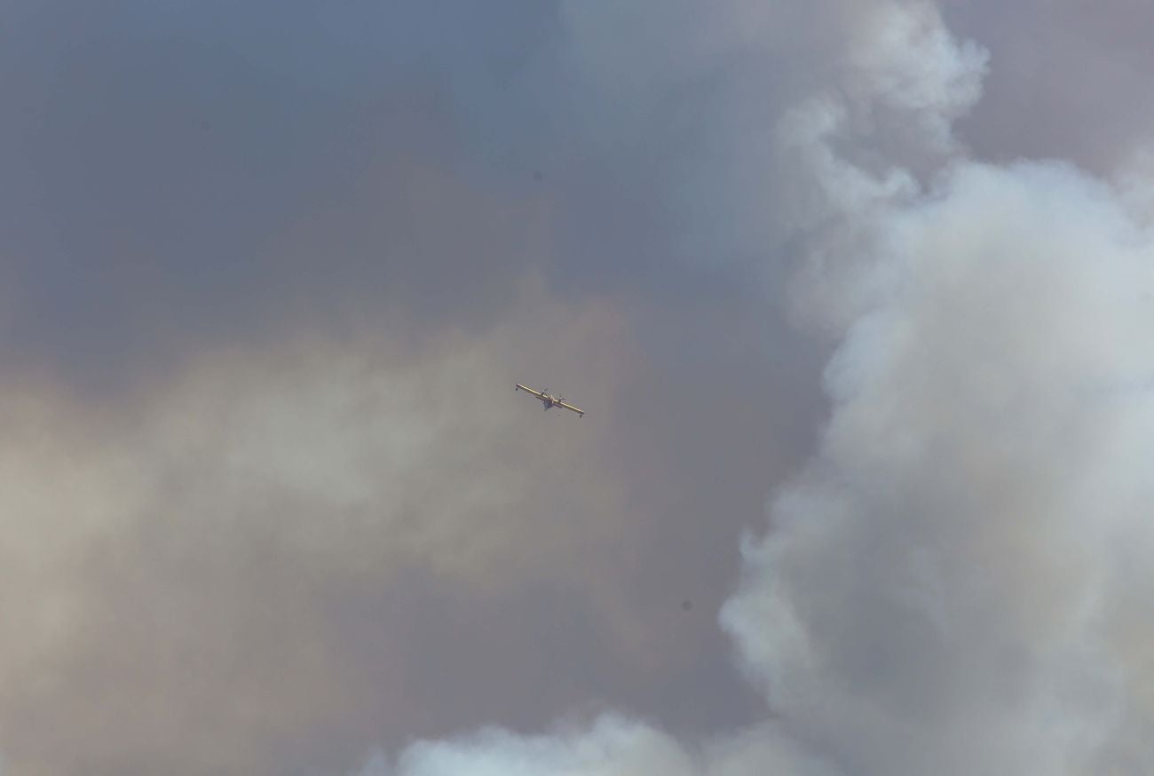 La ceniza caída del cielo y la intensa humareda visible desde varios kilómetros de distancia marcan el despertar de los pueblos afectados por el incendio de nivel 2 que afecta a los municipios leoneses de Truchas y Encinedo