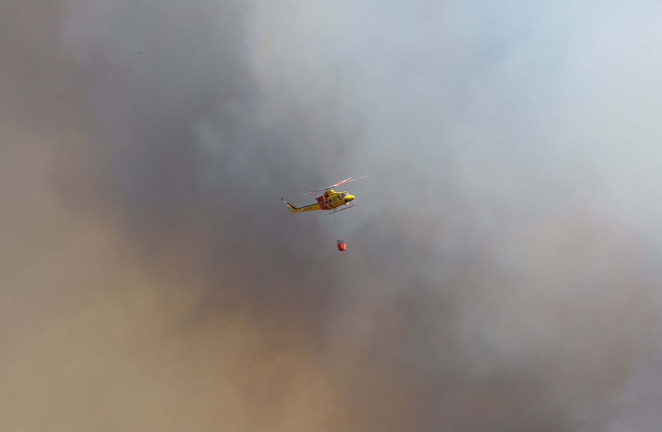 La ceniza caída del cielo y la intensa humareda visible desde varios kilómetros de distancia marcan el despertar de los pueblos afectados por el incendio de nivel 2 que afecta a los municipios leoneses de Truchas y Encinedo