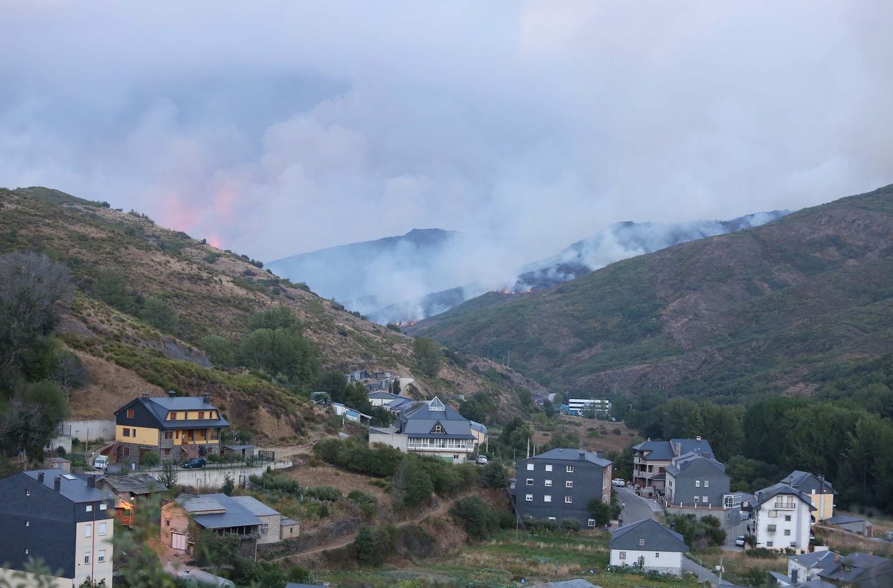 La ceniza caída del cielo y la intensa humareda visible desde varios kilómetros de distancia marcan el despertar de los pueblos afectados por el incendio de nivel 2 que afecta a los municipios leoneses de Truchas y Encinedo