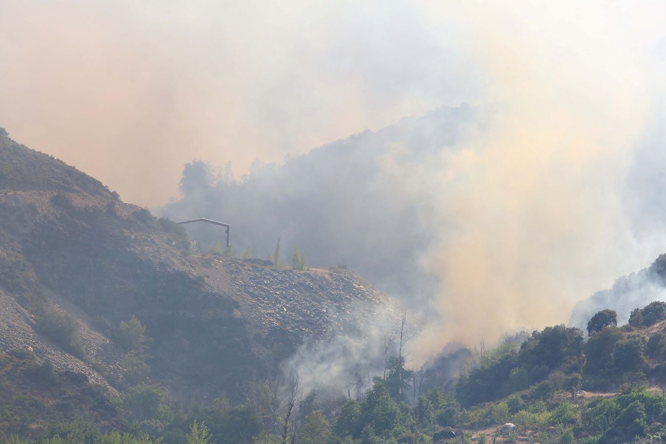 La ceniza caída del cielo y la intensa humareda visible desde varios kilómetros de distancia marcan el despertar de los pueblos afectados por el incendio de nivel 2 que afecta a los municipios leoneses de Truchas y Encinedo