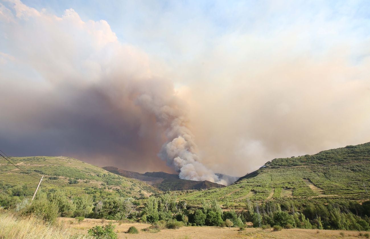 La ceniza caída del cielo y la intensa humareda visible desde varios kilómetros de distancia marcan el despertar de los pueblos afectados por el incendio de nivel 2 que afecta a los municipios leoneses de Truchas y Encinedo