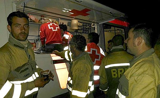 Brigadistas recuperando fuerzas en el puesto de Cruz Roja.