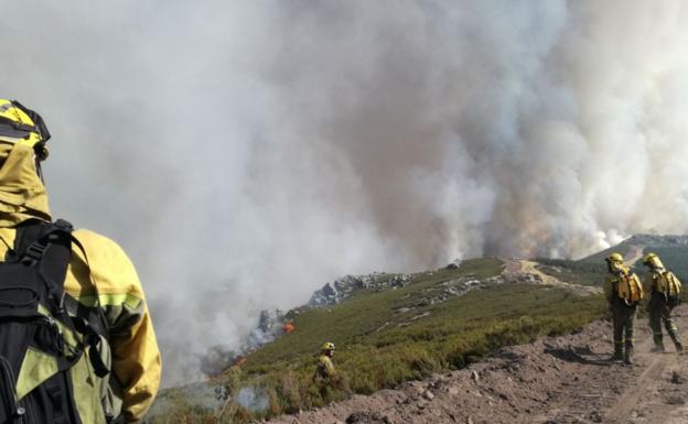 Brigadistas, frente al incendio de Encinedo.