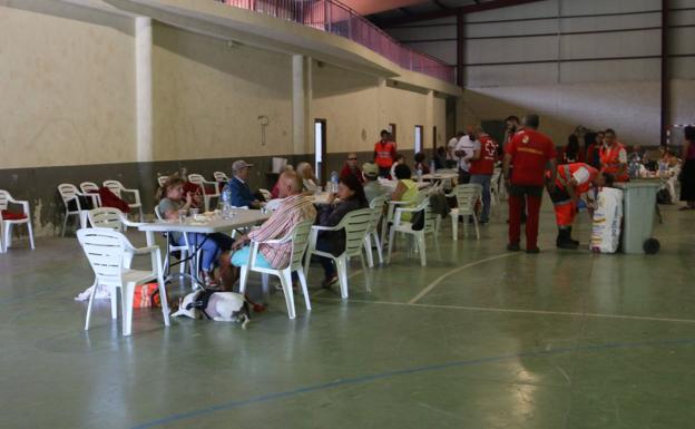 Imagen. El polideportivo de La Baña acoge a los vecinos de Trabazos que han sido evacuados.