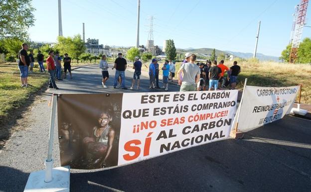 Los trabajadores de Minera Astur Leonesa bloquean la entrada de camiones cargados de carbón a la central térmica de Compostilla.