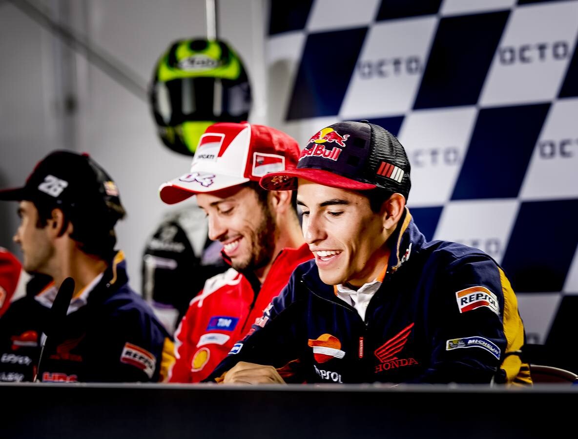 Muchas sonrisas entre Marc Márquez y Andrea Dovizioso. 