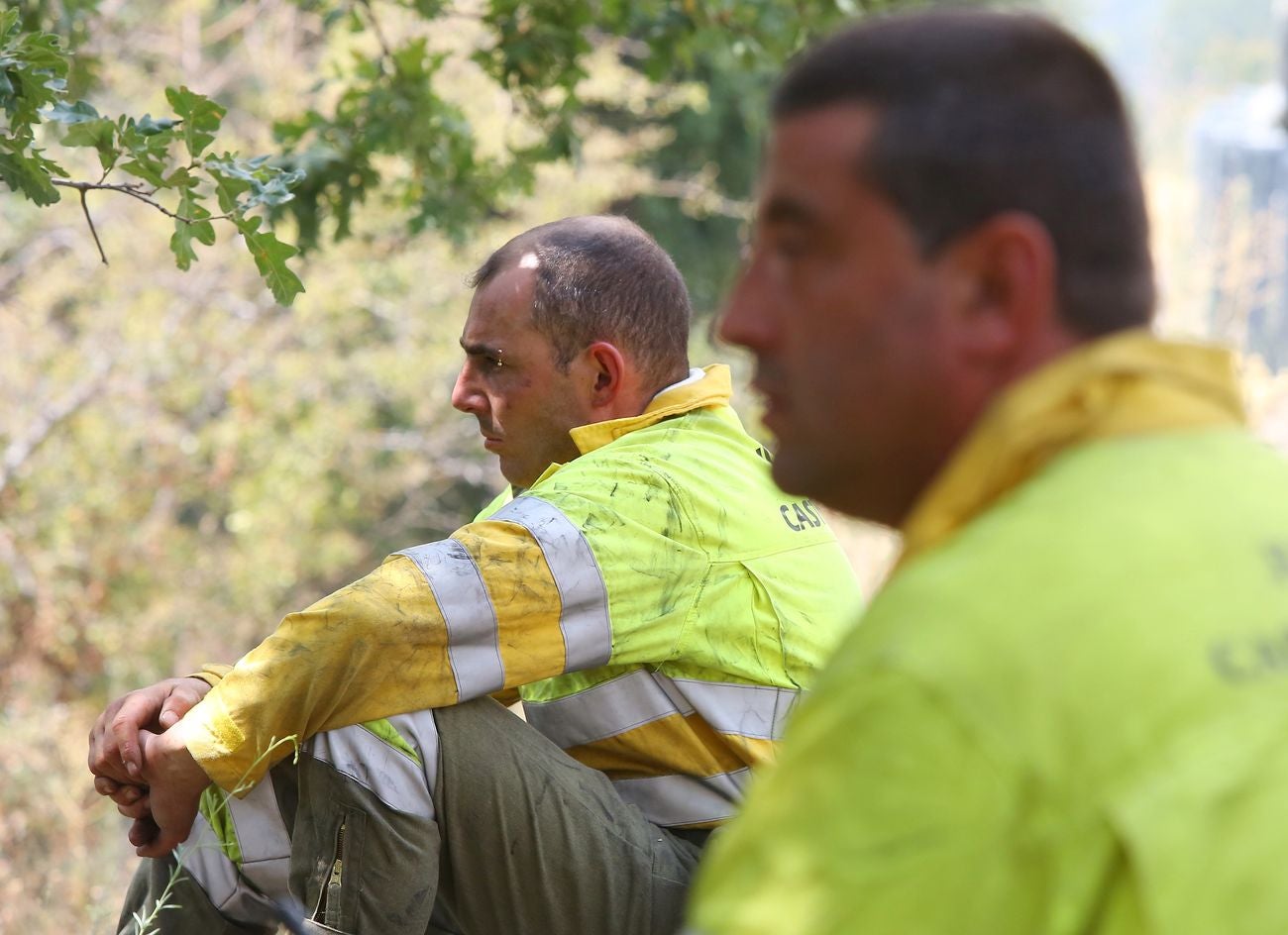 Las llamas avanzan sin control en la zona pese al esfuerzo de 300 efectivos | La lucha desde tierra y aire no evita que las llamas calcinen cuanto encuentran a su paso