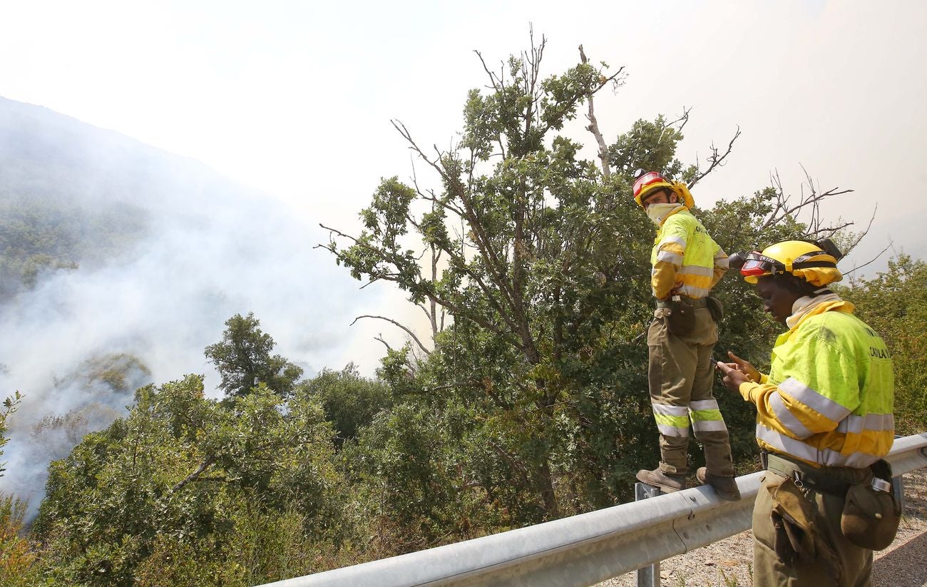 Las llamas avanzan sin control en la zona pese al esfuerzo de 300 efectivos | La lucha desde tierra y aire no evita que las llamas calcinen cuanto encuentran a su paso