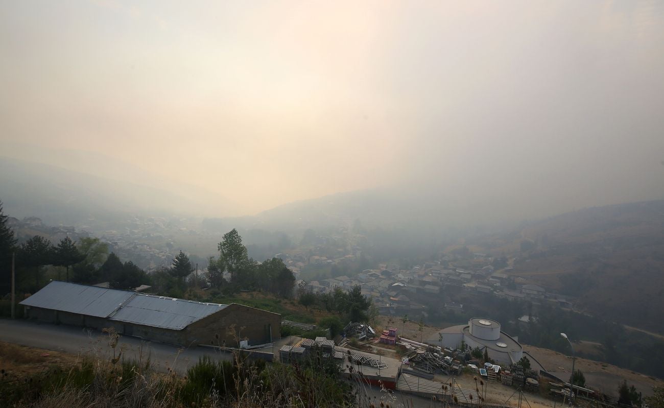 Las llamas avanzan sin control en la zona pese al esfuerzo de 300 efectivos | La lucha desde tierra y aire no evita que las llamas calcinen cuanto encuentran a su paso