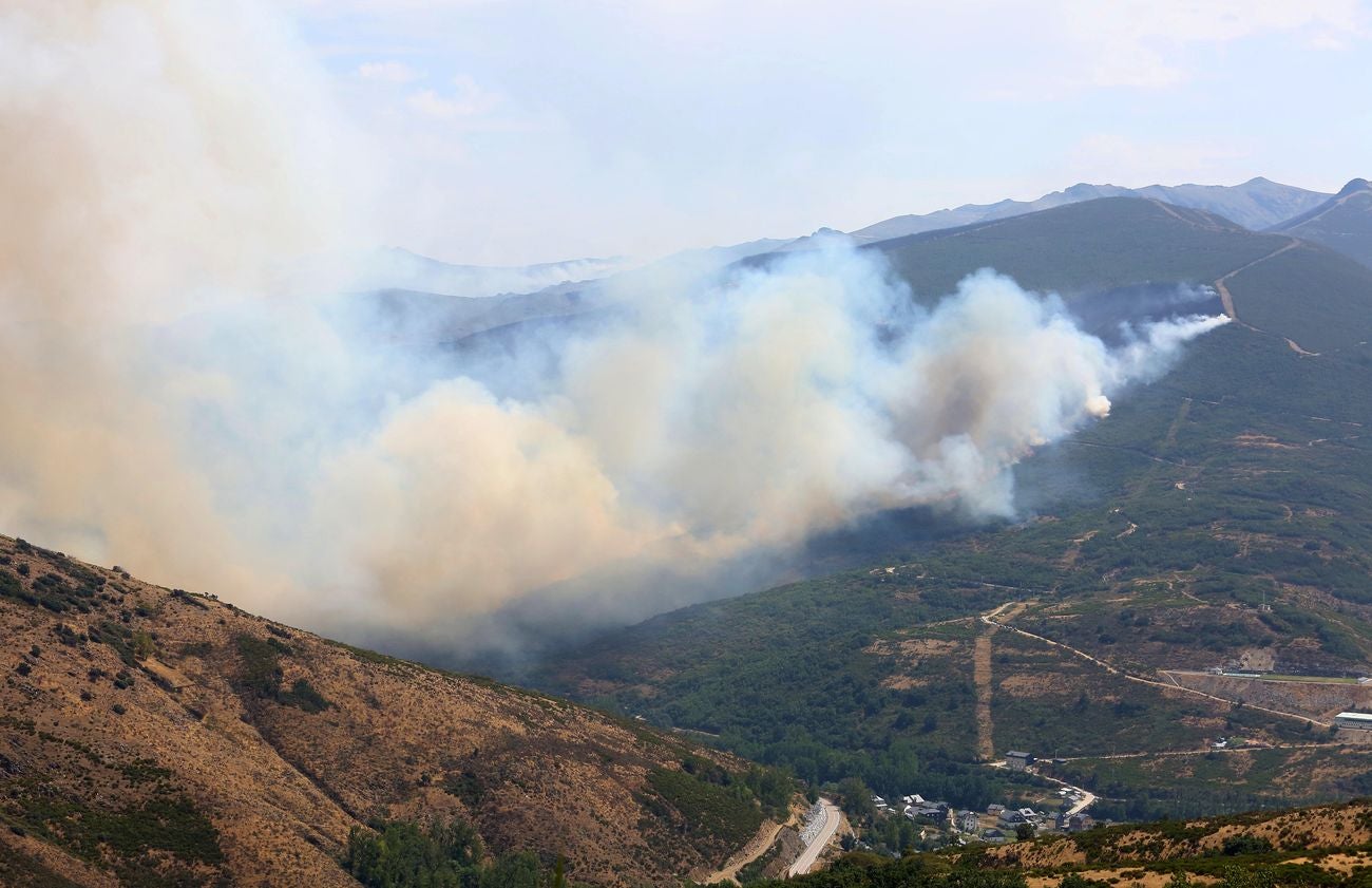 Las llamas avanzan sin control en la zona pese al esfuerzo de 300 efectivos | La lucha desde tierra y aire no evita que las llamas calcinen cuanto encuentran a su paso