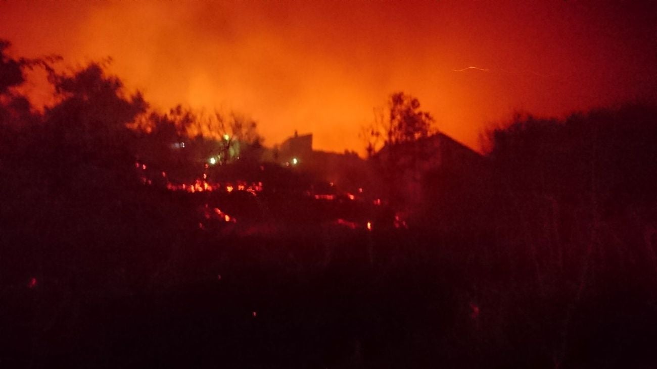 Las llamas avanzan sin control en la zona pese al esfuerzo de 300 efectivos | La lucha desde tierra y aire no evita que las llamas calcinen cuanto encuentran a su paso