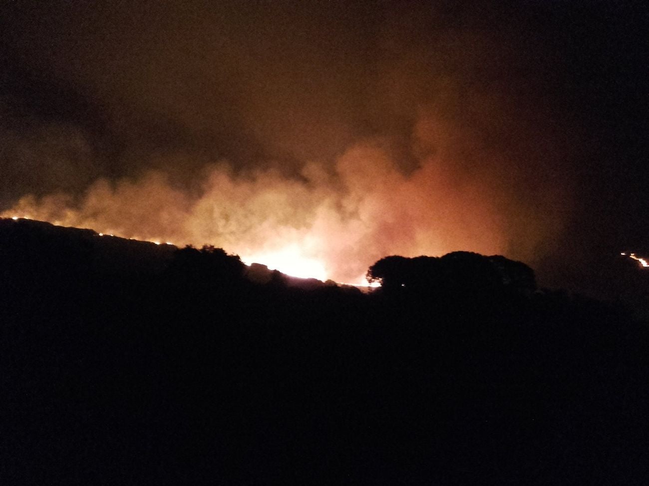 Las llamas avanzan sin control en la zona pese al esfuerzo de 300 efectivos | La lucha desde tierra y aire no evita que las llamas calcinen cuanto encuentran a su paso