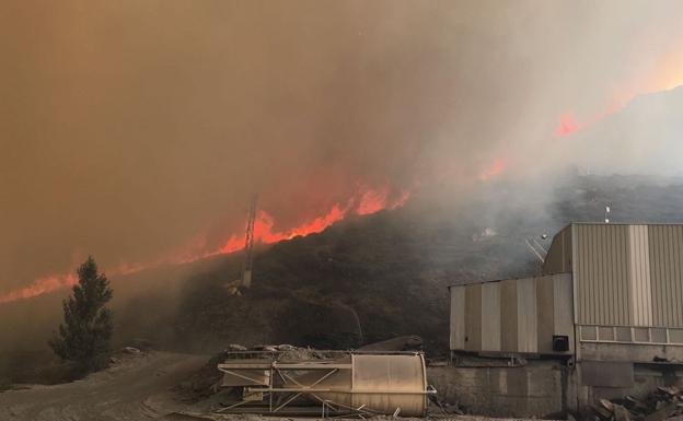 El Grupo Montañas del Teleno cree que el operativo del incendio de La Cabrera no fue eficiente y no priorizó la defensa de los pueblos