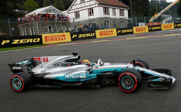Lewis Hamilton pilota su coche Mercedes.