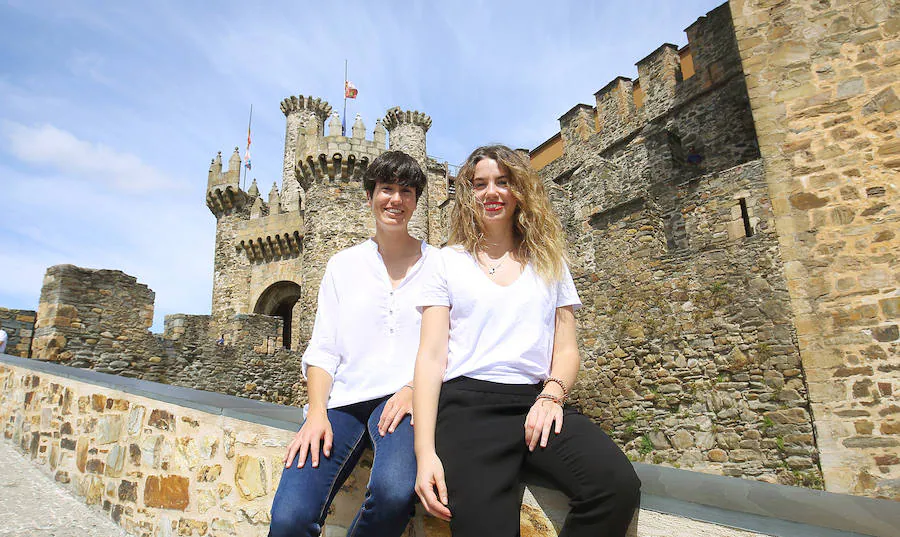 María Fernández (I), y Lucía Rodríguez (D), propietarias de la empresa Trabelles.com