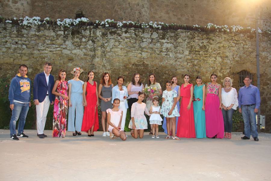 Foto de familia de la Pasarela Coyanza.