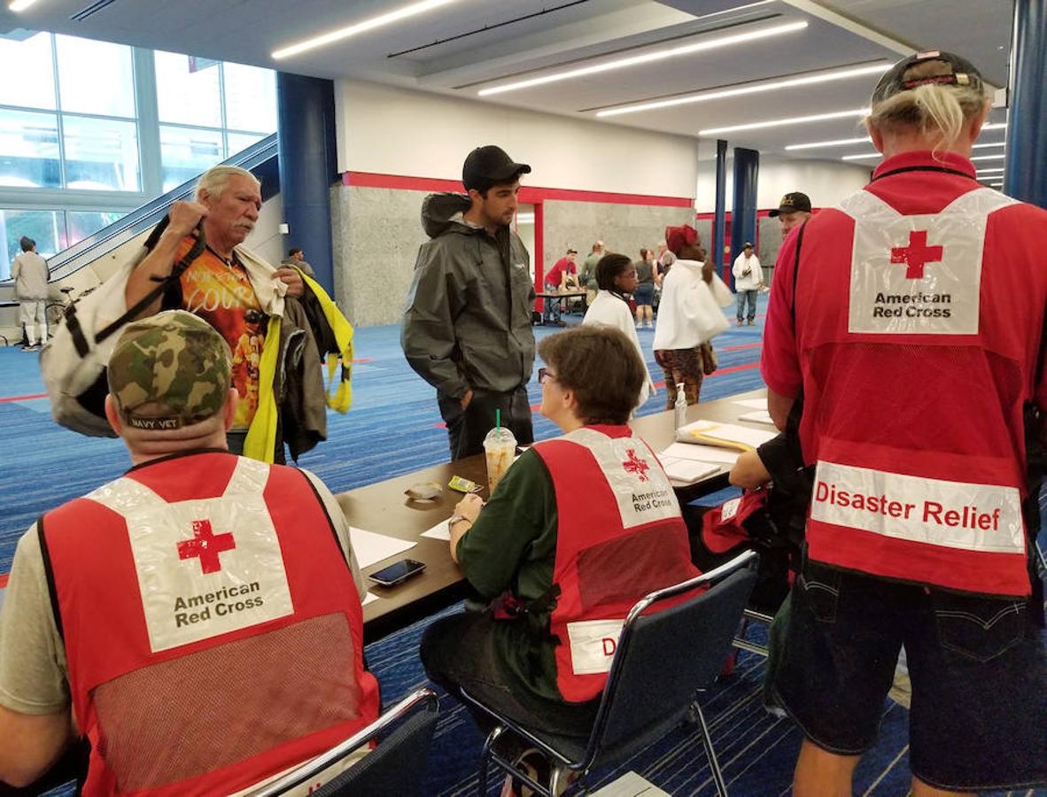 Los trabajadres de Cruz Loja de Houston atienden a los víctimas de Huracán.