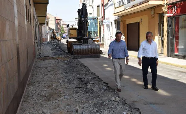 José Miguel Palazuelo visita una de estas obras.