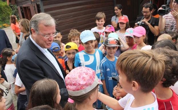 Imagen principal - El alcalde de León saludando a los niños presentes en el Coto Escolar.