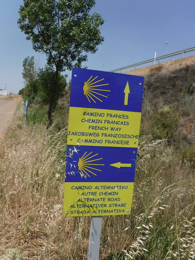 Imagen secundaria 2 - De arriba a abajo.. Entrada al albergue de Jesús, en Villar de Mazarife. Camino entre Fresno y Oncina de la Valdoncina y bifurcación entre el Camino francés y la Ruta alternativa a la altura de La Virgen del Camino 