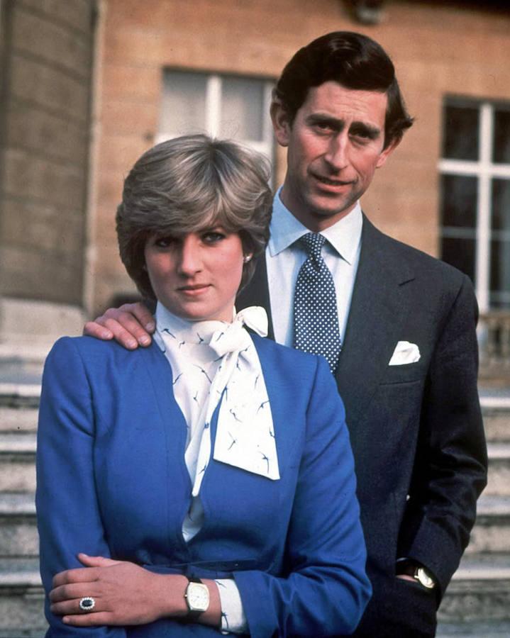 La princesa Diana, junto a su entonces prometido el príncipe Carlos, posando el 24 de febrero de 1981 tras anunciar su compromiso.