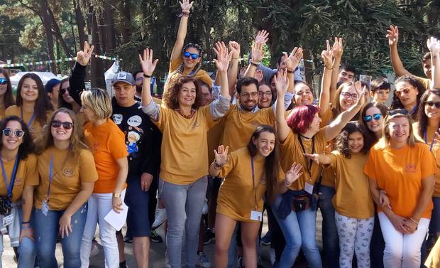 La alcaldesa de Ponferrada el director general de Juventud de la Junta y el pregonero de Cima, junto a un grupo de voluntarios, en la inauguración de Cima.