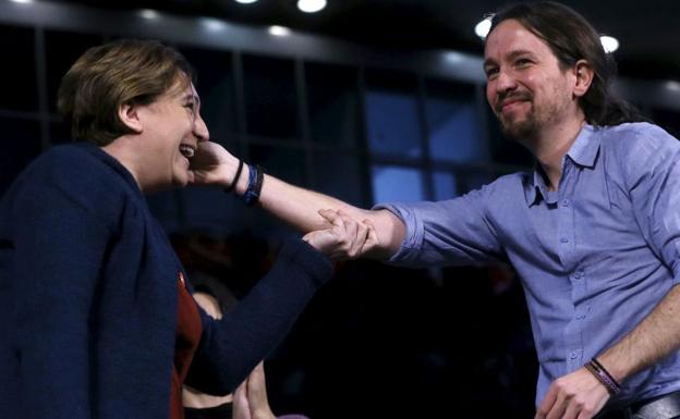 El líder de Podemos, Pablo Iglesias, y la alcaldesa de Barcelona, Ada Colau, en un acto en 2015.