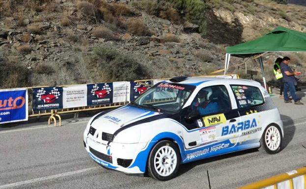 Uno de los coches participantes en el rally.