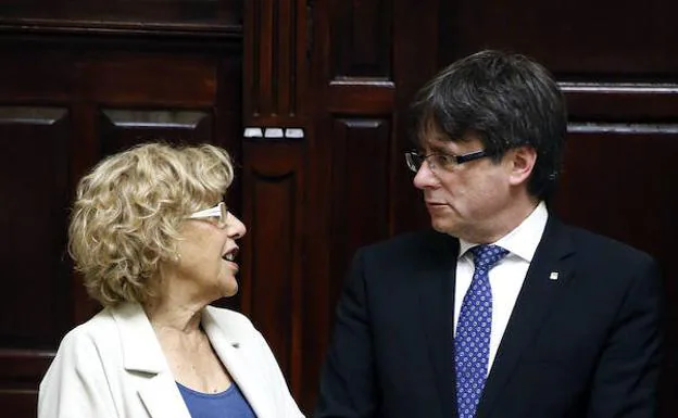 Manuela Carmena y Carles Puigdemont.