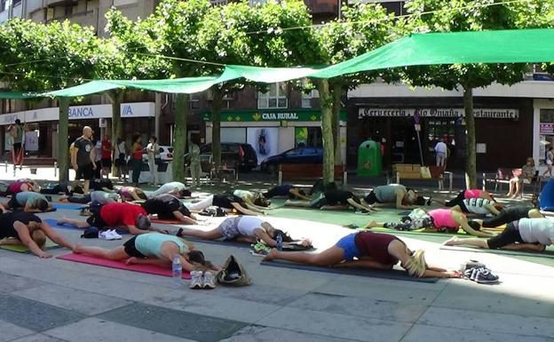 Vecinos de León practicando yoga en la calle.