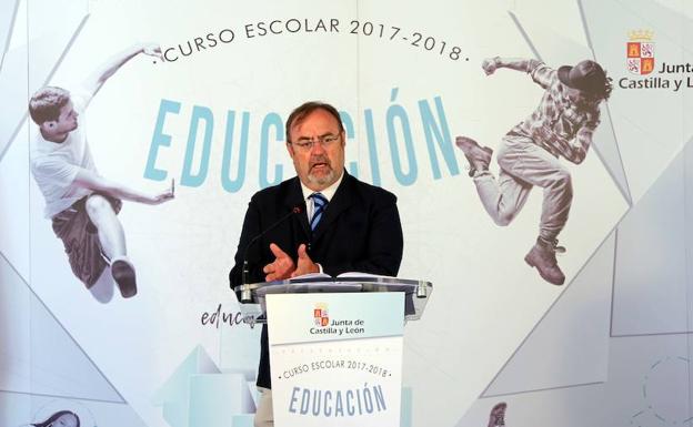 El consejero de Educación de la Junta, Fernando Rey, presenta el curso escolar 2017-2018. 