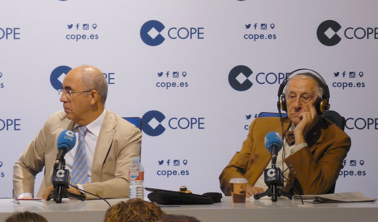 El popular locutor de Cope revela en León un encuentro 'en la cumbre' durante el fin de semana en Babia | En la cita participaron, entre otros, el expresidente Rodríguez Zapatero, el alcalde Antonio Silván y el propio locutor