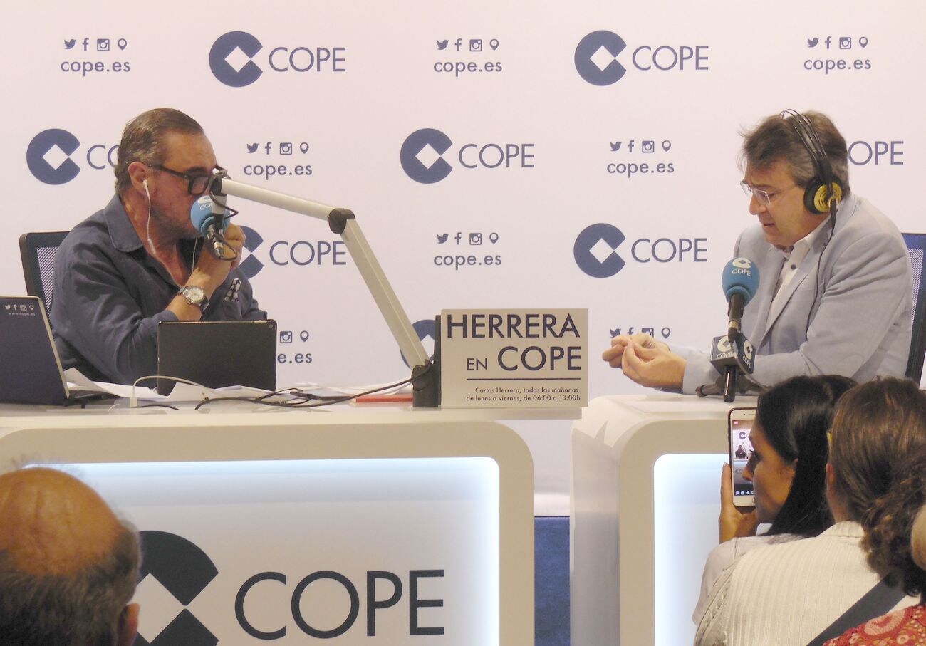 El popular locutor de Cope revela en León un encuentro 'en la cumbre' durante el fin de semana en Babia | En la cita participaron, entre otros, el expresidente Rodríguez Zapatero, el alcalde Antonio Silván y el propio locutor