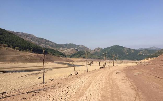 Imagen. La sequía en el pantano de Barrios de Luna.