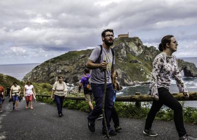 Imagen secundaria 1 - Turistas en San Juan de Gaztelugatxe.