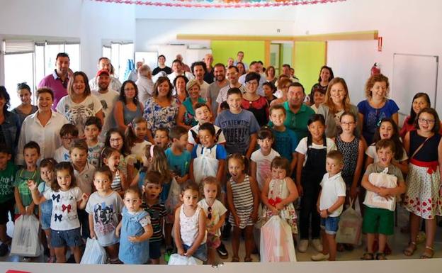 Entrega de libros en Hospital de Órbigo.