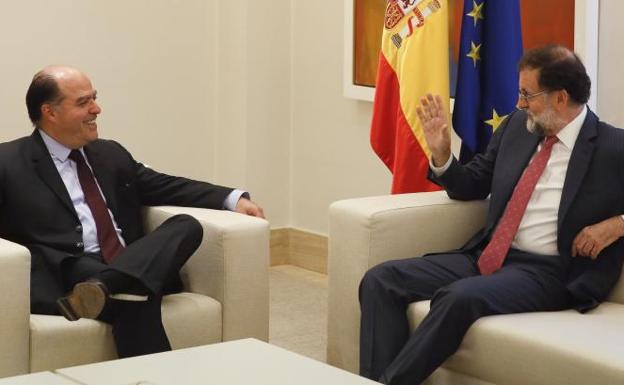 Rajoy en la reunión con Julio Borges.