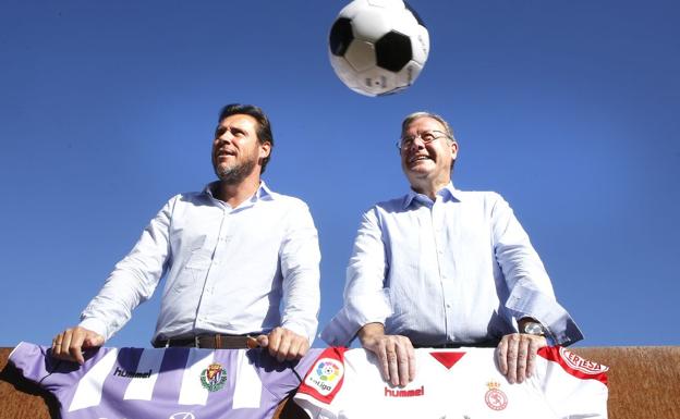 Los dos alcaldes, con la mirada puesta en el balón.