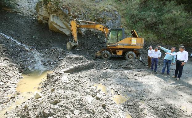 Visita a las obras de desescombro de la carretera a Peñalba de Santiago.