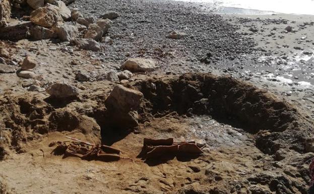 Restos hallados en la playa de Les Coves de Sitges (Barcelona).