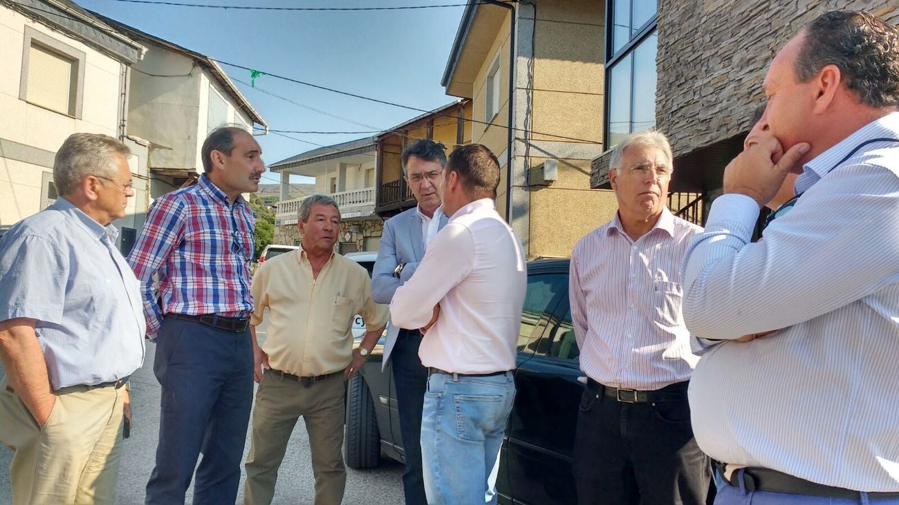 El presidente de la Diputación de León visita el municipio de Encinedo para conocer los daños ocasionados por el incendio en La Cabrera