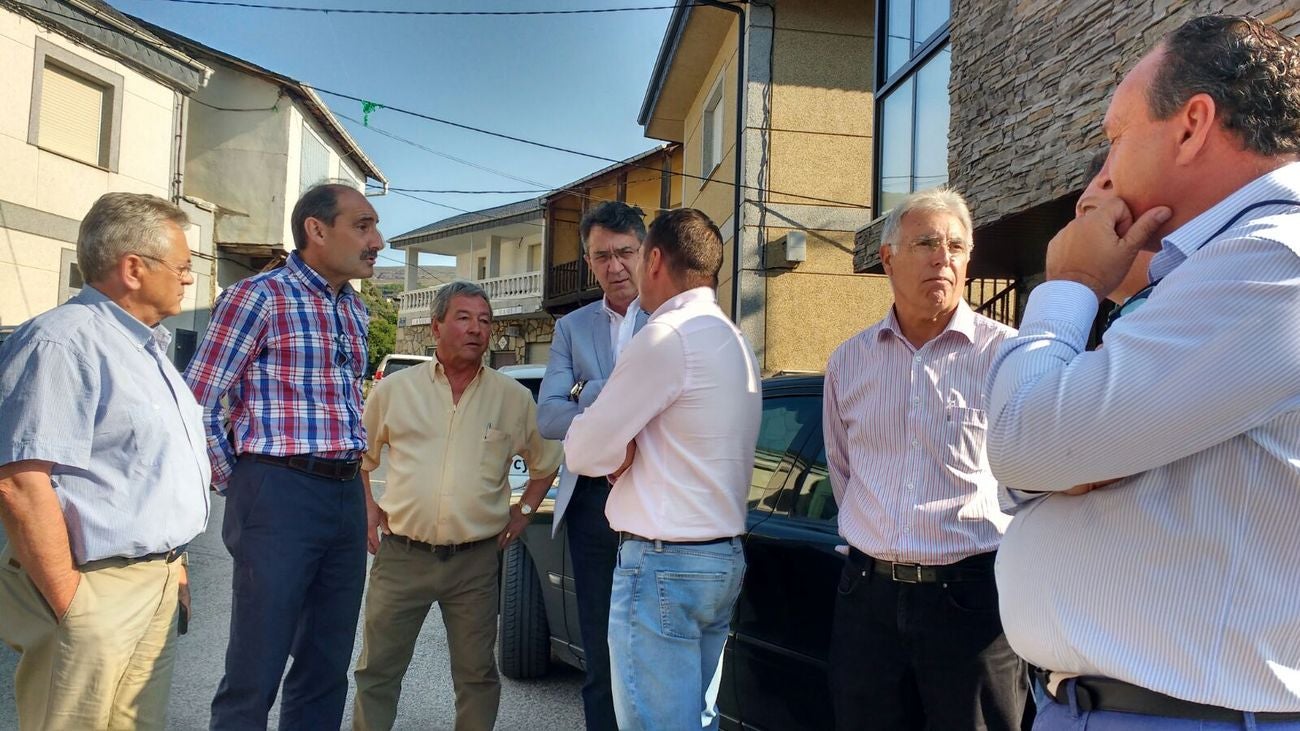 El presidente de la Diputación de León visita el municipio de Encinedo para conocer los daños ocasionados por el incendio en La Cabrera