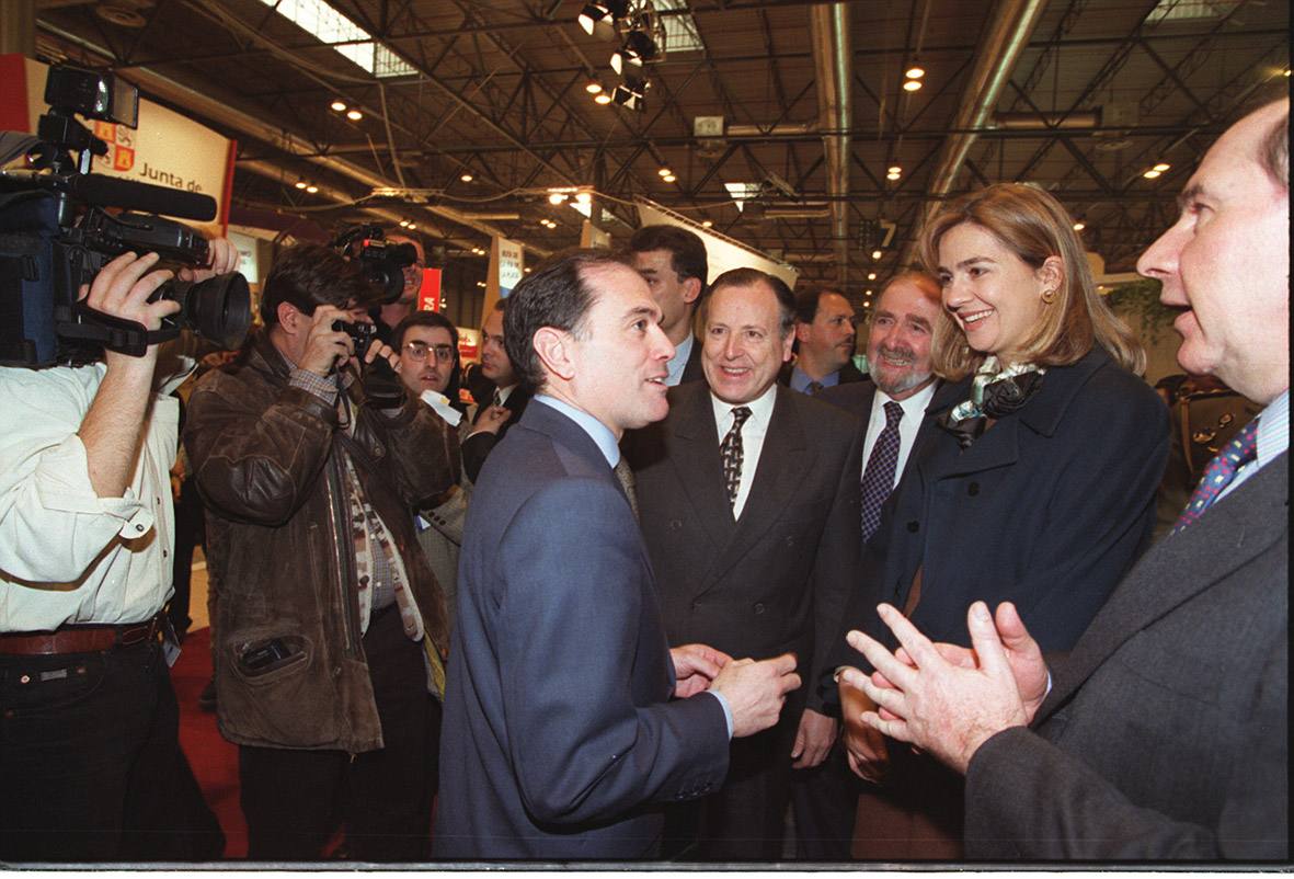 28.01.98 La Infanta Cristina conversa con Villanueva durante la inauguración de la Feria Internacional de Turismo (FITUR).
