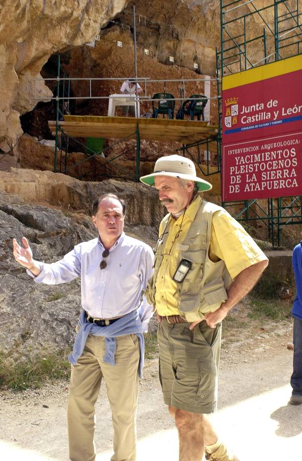 16.07.02 Villanueva, conversa con Eudald Carbonell (d), miembro del Equipo de Investigación de Atapuerca, durante la visita que realizó hoy a dichos yacimientos arqueológicos.
