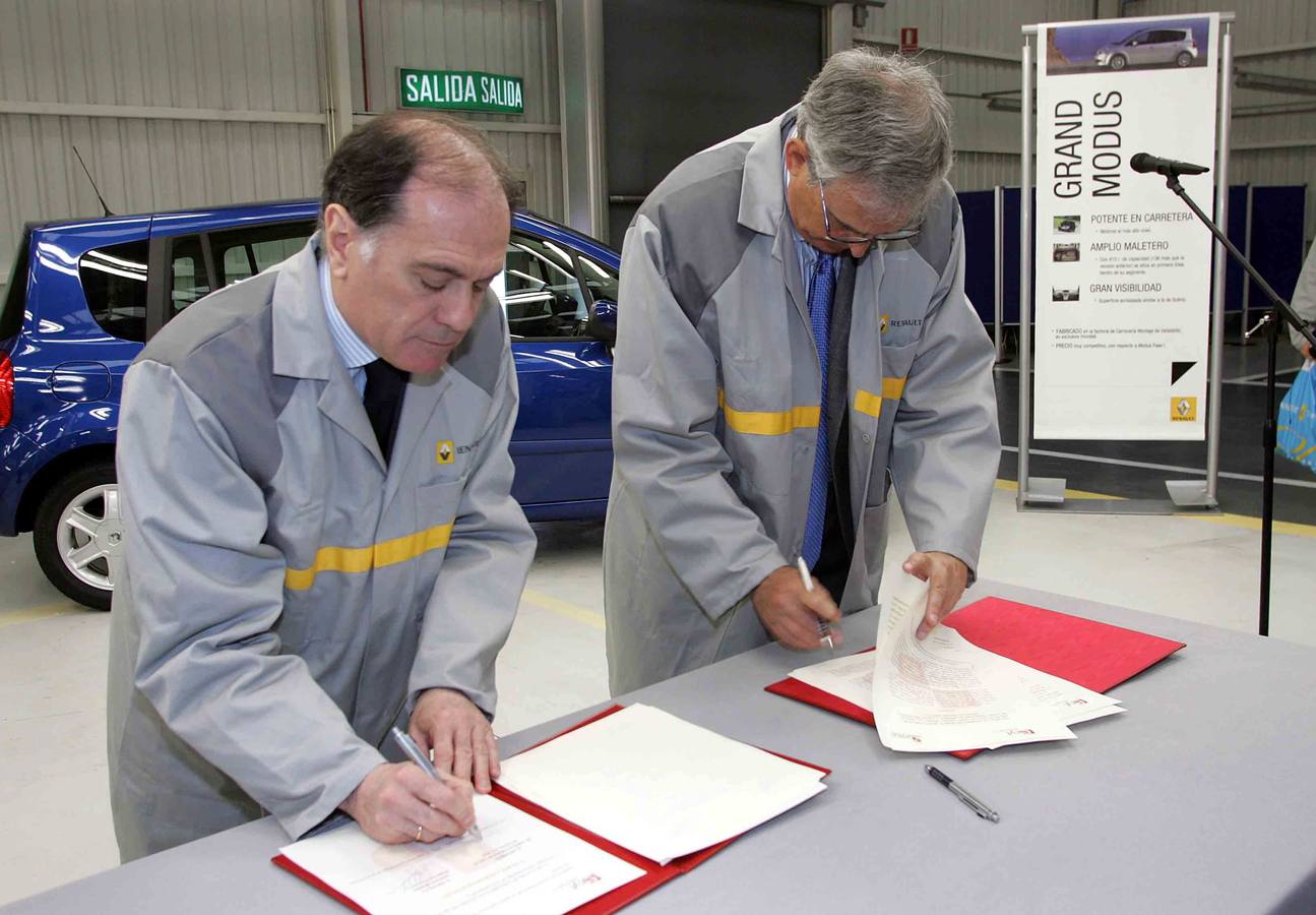 03.03.08 El presidente de Renault -España, Juan Antonio Fernández (d), y el vicepresidente segundo de la Junta, Tomás Villanueva, durante su visita hoy a la factoría de Renault en Valladolid, donde se firmó el protocolo de colaboración con la Consejería.